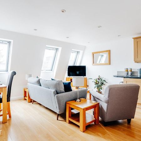 Central 3 Bed Apartment At Regents Court, Newbury Newbury  Exterior foto